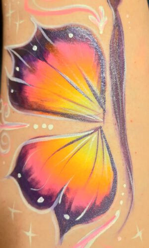 Schmetterlingskörper mit ausgebreiteten, farbigen Flügeln und dekorativen weißen Punkten und Linien auf Haut gemalt