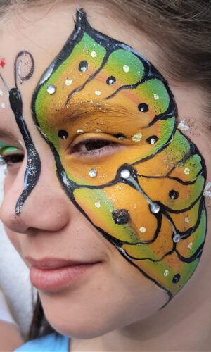 Nahaufnahme eines Gesichts mit sichtbarem Ohr und Haaransatz