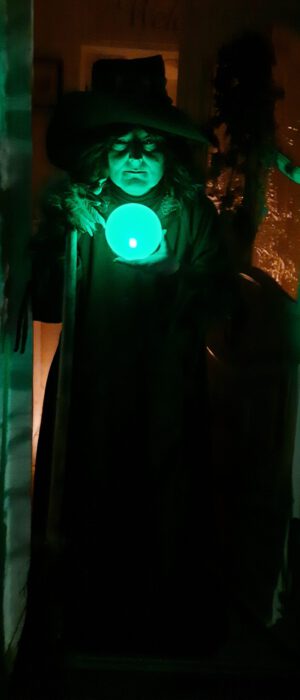 Gruselhexe walking act