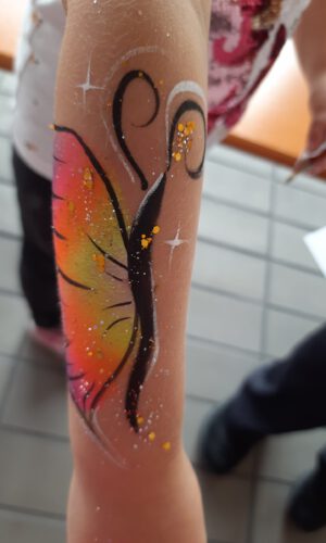 Schmetterling Kinderschminken Arm