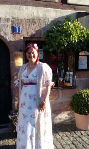 Walking Act: Person in Regency-Kleidung, inspiriert von Jane Austens Epoche, als lebende Darstellung einer literarischen oder historischen Figur.