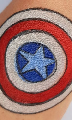 Runder Aufkleber oder Tattoo mit rotem, weißem und blauem Muster und einem Stern in der Mitte auf Haut